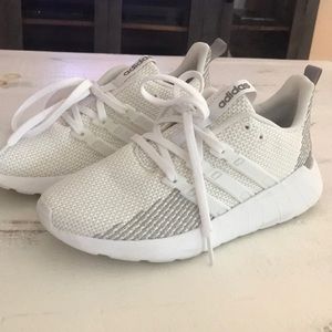 Adidas Questar Float